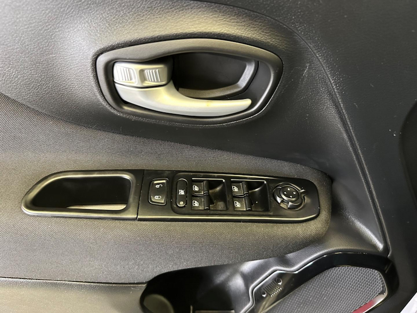 Foto do veículo JEEP RENEGADE  SPORT AT 2021 58.465 KM 84.900,00