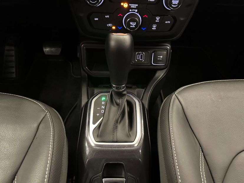 Foto do veículo JEEP RENEGADE  LONGITUDE T270 1.3 TB 4X2 FLEX AUT 2024 13.552 KM 132.900,00