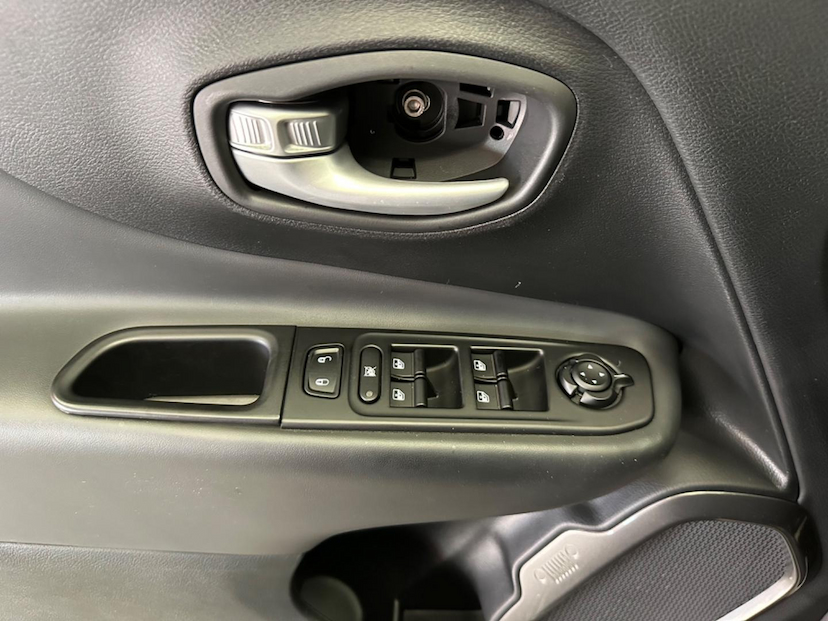 Foto do veículo JEEP RENEGADE  LONGITUDE T270 1.3 TB 4X2 FLEX AUT 2024 13.552 KM 132.900,00