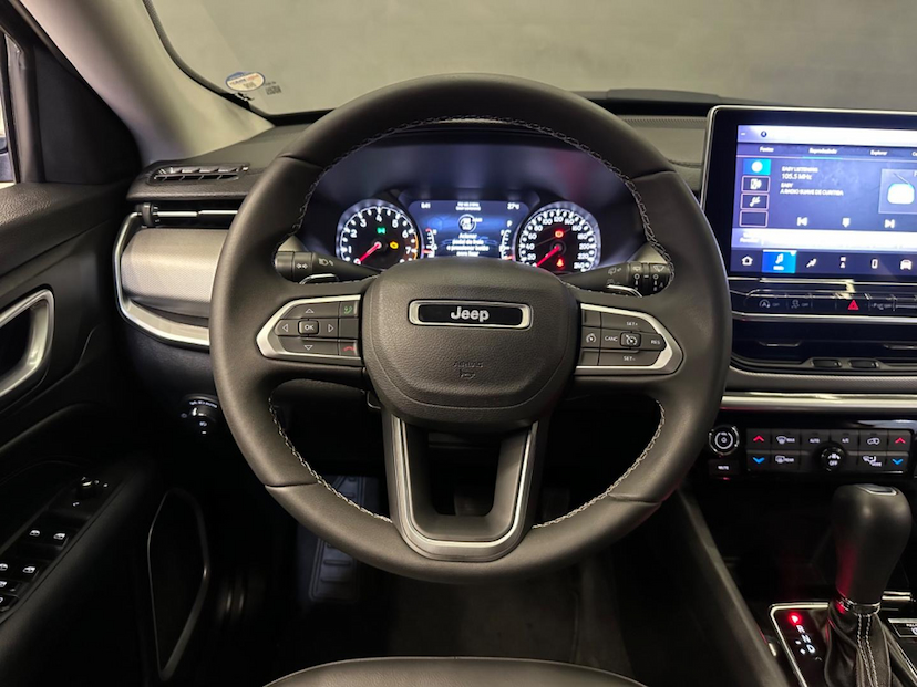 Foto do veículo JEEP COMPASS  LONG TF 2023 10.356 KM 144.900,00