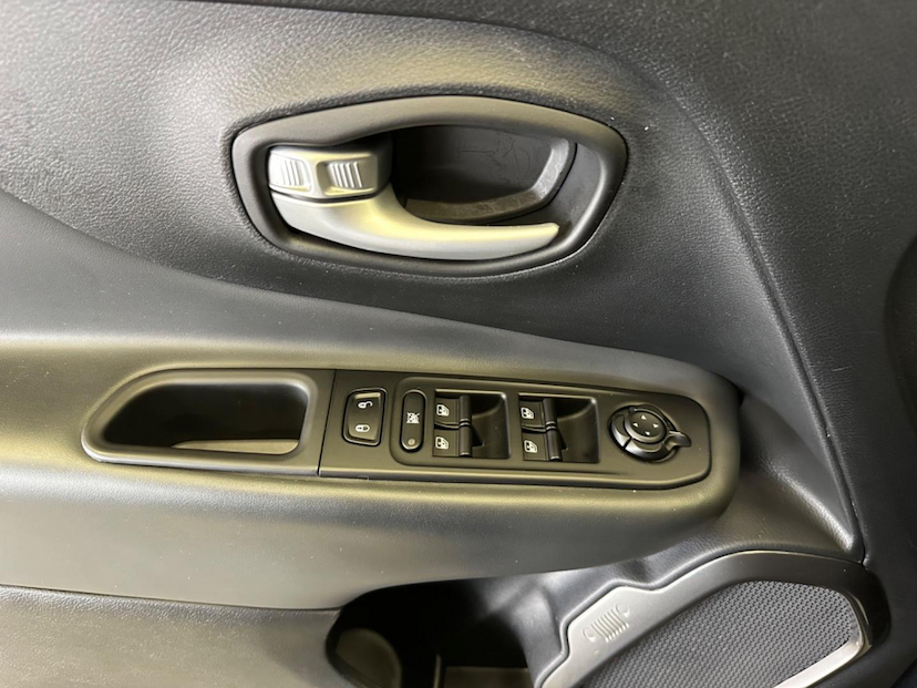 Foto do veículo JEEP RENEGADE  LGTD T270 2022 24.130 KM 114.900,00