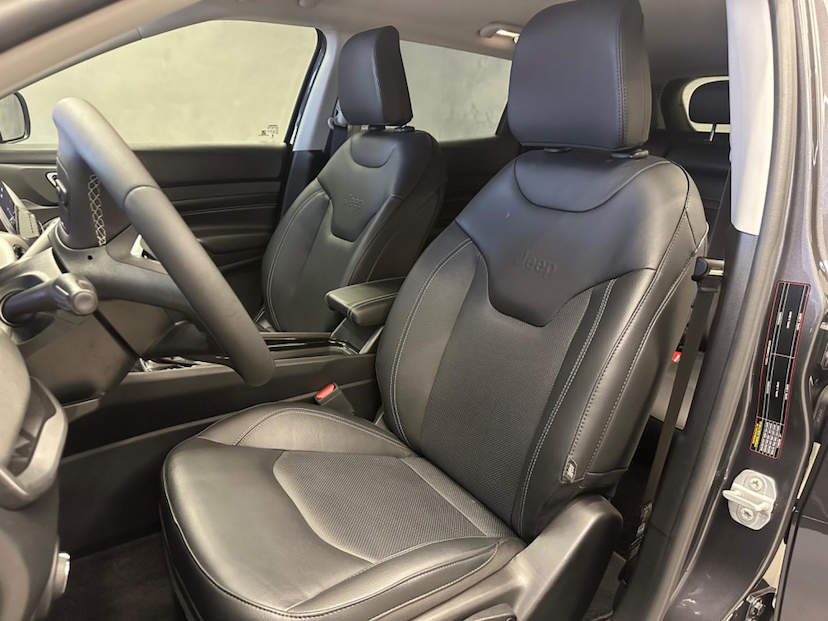 Foto do veículo JEEP COMPASS  LONG TF 2023 13.033 KM 148.900,00