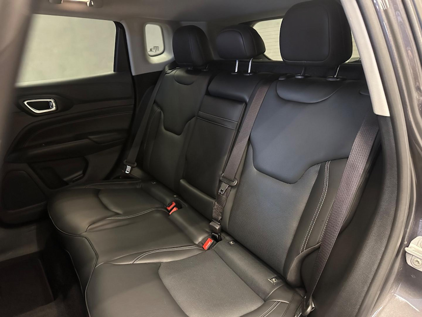 Foto do veículo JEEP COMPASS  LONG TF 2023 13.033 KM 148.900,00