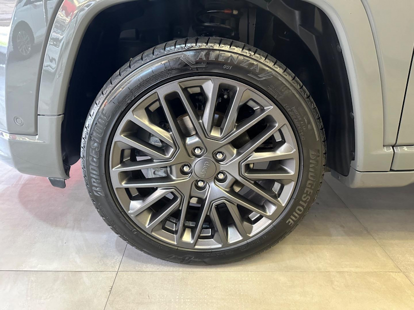 Foto do veículo JEEP COMPASS  SERIE S TF 2023 25.505 KM 179.900,00