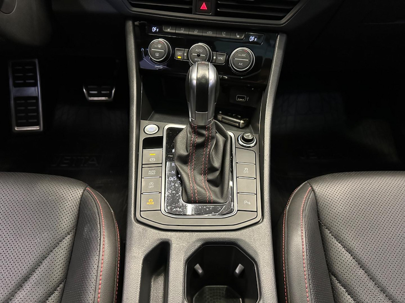 Foto do veículo VOLKSWAGEN JETTA  GLI 350 TSI 2.0 16V 4P AUT 2019 54.600 KM 162.900,00
