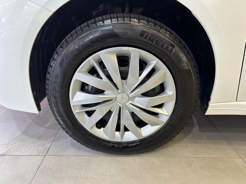 Foto do veículo PEUGEOT 208  LIKE MT 2024 7.626 KM 72.900,00