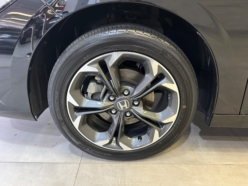 Foto do veículo HONDA CIVIC  SED.TOURING 2.0 16V AUT. (HÍBRIDO) 2023 21.150 KM 209.900,00