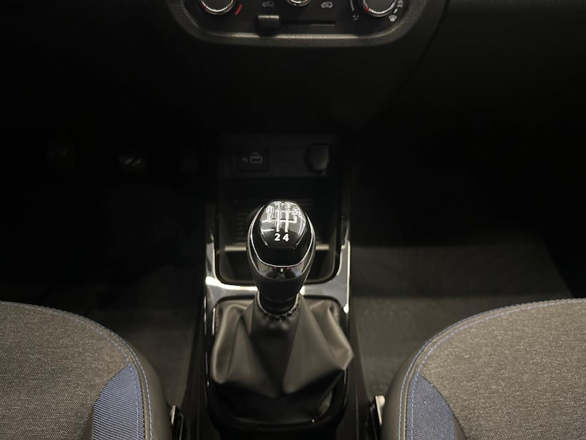 Foto do veículo RENAULT KWID  1.0 12V SCE FLEX INTENSE MANUAL 2024 3.900 KM 65.900,00