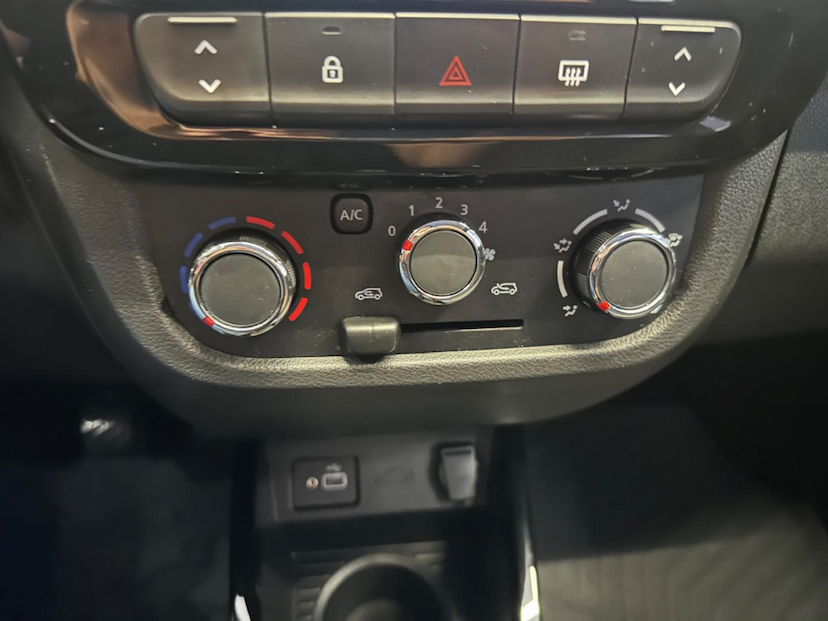 Foto do veículo RENAULT KWID  1.0 12V SCE FLEX INTENSE MANUAL 2024 3.900 KM 65.900,00