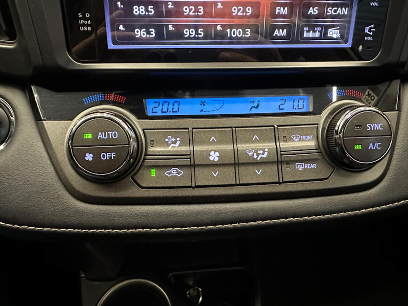 Foto do veículo TOYOTA RAV4 RAV-4 4X4 2.0 16V 4P 2015 84.675 KM 102.900,00