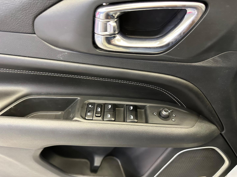 Foto do veículo JEEP COMPASS  LONG TF 2023 18.192 KM 144.900,00