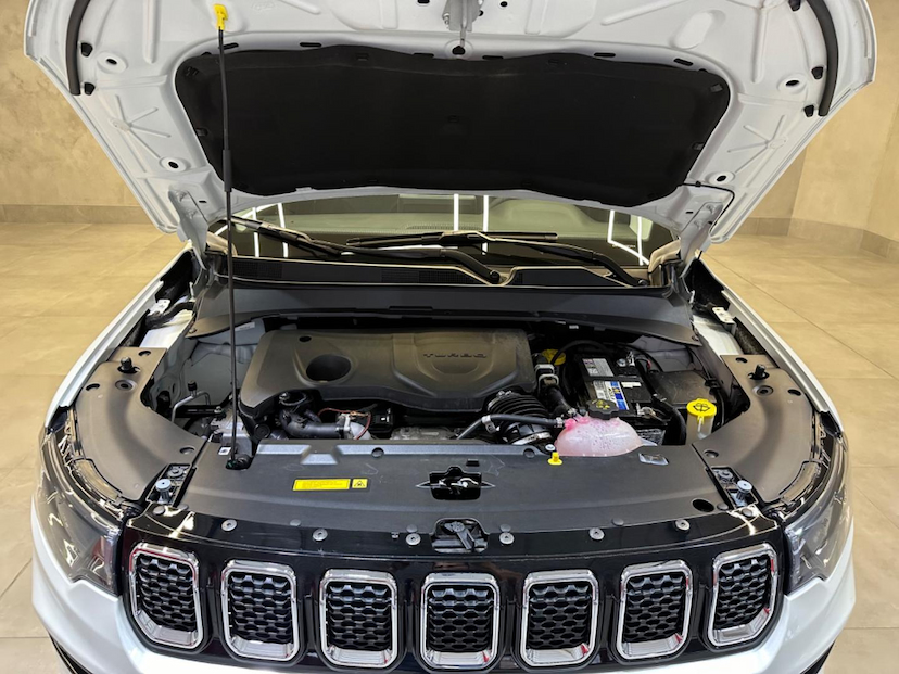 Foto do veículo JEEP COMPASS  LONG TF 2023 18.192 KM 144.900,00