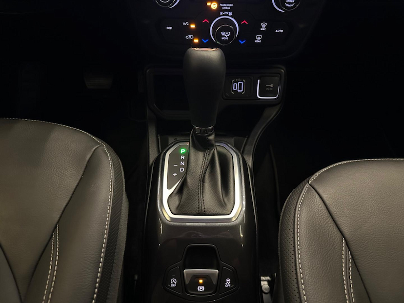 Foto do veículo JEEP RENEGADE  LGTD T270 2023 6.472 KM 121.900,00