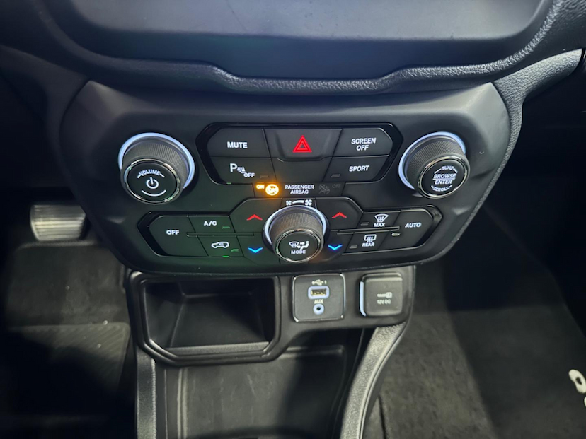 Foto do veículo JEEP RENEGADE  NIGHT EAGLE 1.8 4X2 FLEX AUT 2021 75.500 KM 84.900,00