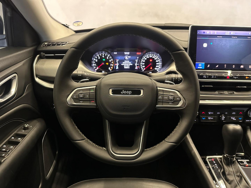 Foto do veículo JEEP COMPASS  LONG TF 2023 19.058 KM 144.900,00