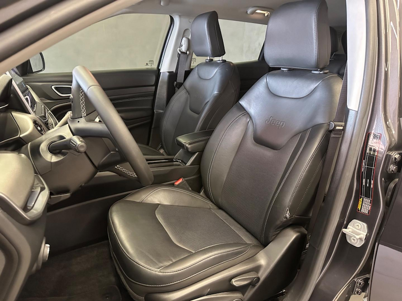 Foto do veículo JEEP COMPASS  LONG TF 2023 19.058 KM 144.900,00
