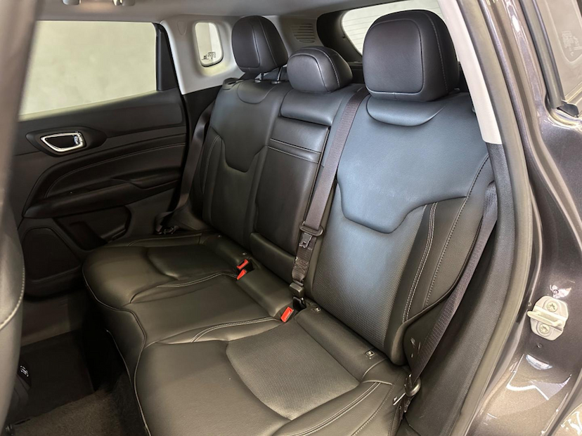 Foto do veículo JEEP COMPASS  LONG TF 2023 19.058 KM 144.900,00