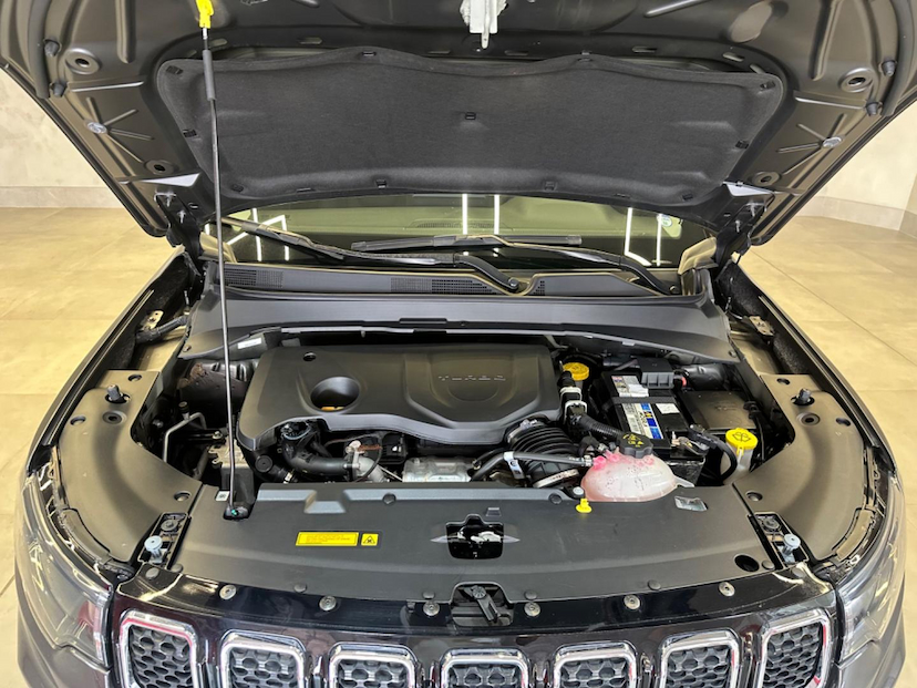 Foto do veículo JEEP COMPASS  LONG TF 2023 19.058 KM 144.900,00