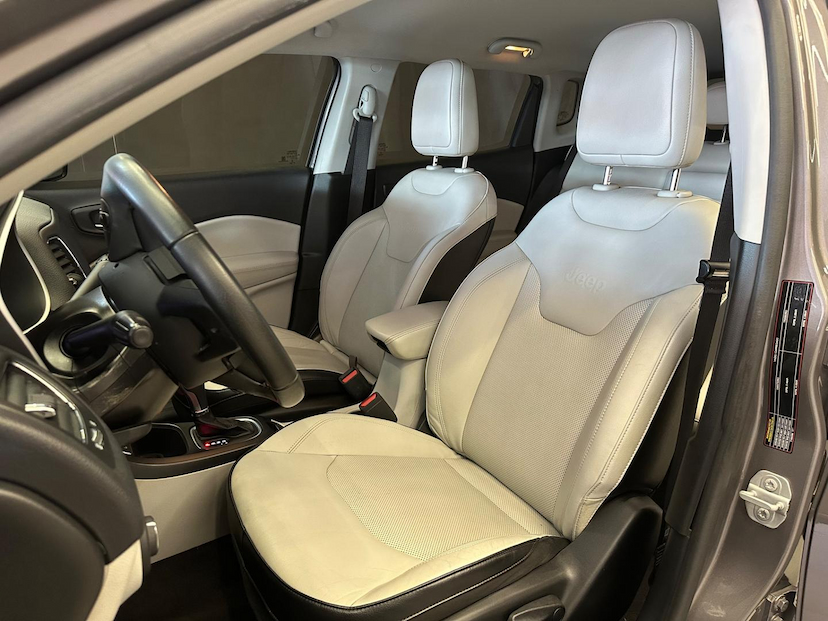 Foto do veículo JEEP COMPASS  LONGITUDE 2.0 4X2 FLEX 16V AUT 2021 60.060 KM 108.900,00