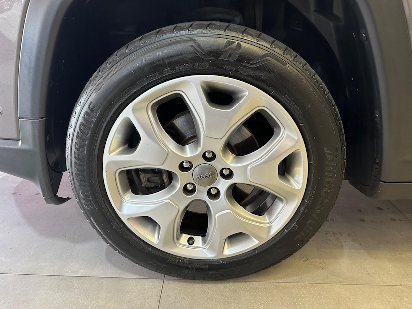 Foto do veículo JEEP COMPASS  LONGITUDE 2.0 4X2 FLEX 16V AUT 2021 60.060 KM 108.900,00