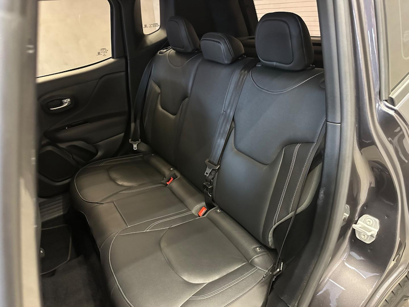 Foto do veículo JEEP RENEGADE  LONGITUDE T270 1.3 TB 4X2 FLEX AUT 2022 33.507 KM 112.900,00