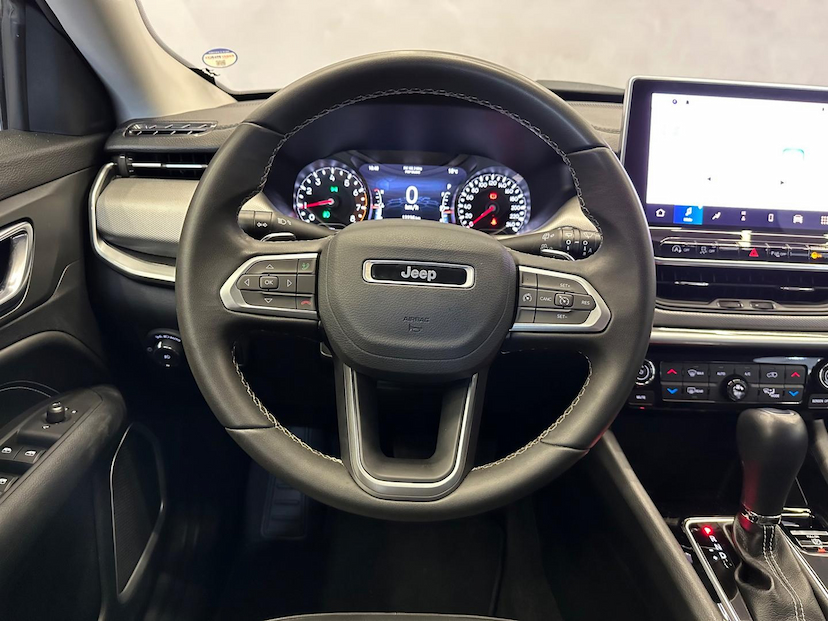 Foto do veículo JEEP COMPASS  LONG TF 2023 12.906 KM 142.900,00