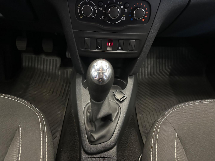 Foto do veículo RENAULT LOGAN  ZEN 1.6 2020 55.000 KM 58.900,00