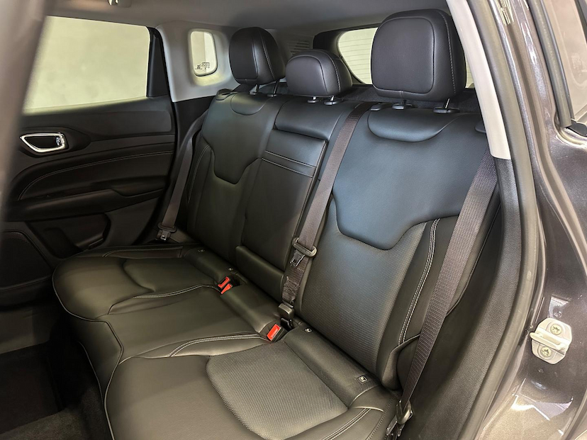 Foto do veículo JEEP COMPASS  LONG TF 2023 14.023 KM 145.900,00