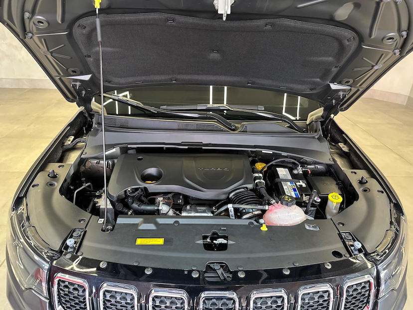 Foto do veículo JEEP COMPASS  LONG TF 2023 14.023 KM 145.900,00