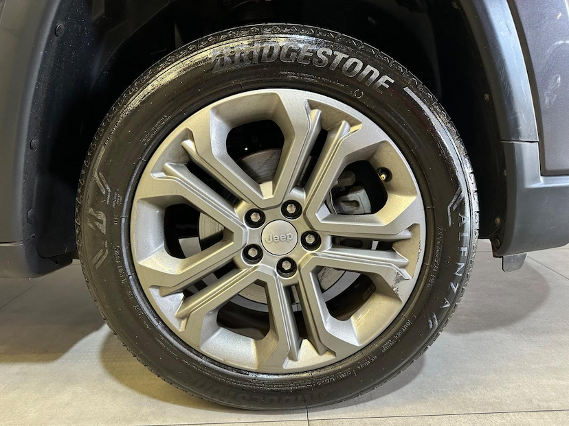Foto do veículo JEEP COMPASS  LONG TF 2023 35.279 KM 136.900,00