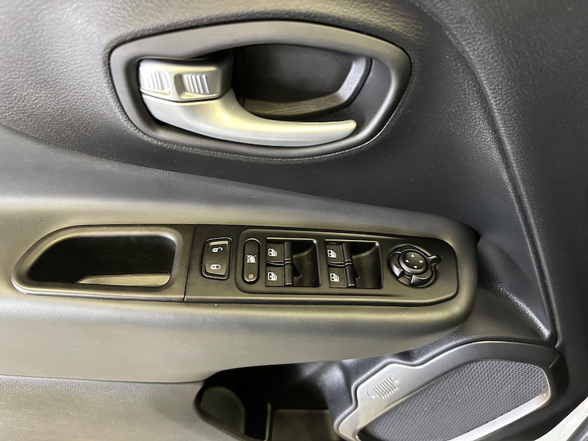 Foto do veículo JEEP RENEGADE  LGTD T270 2023 17.800 KM 119.900,00