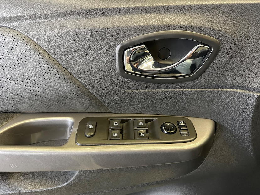 Foto do veículo RENAULT CAPTUR  INTENSE BOSE 1.6 16V FLEX 5P AUT 2021 41.000 KM 91.900,00