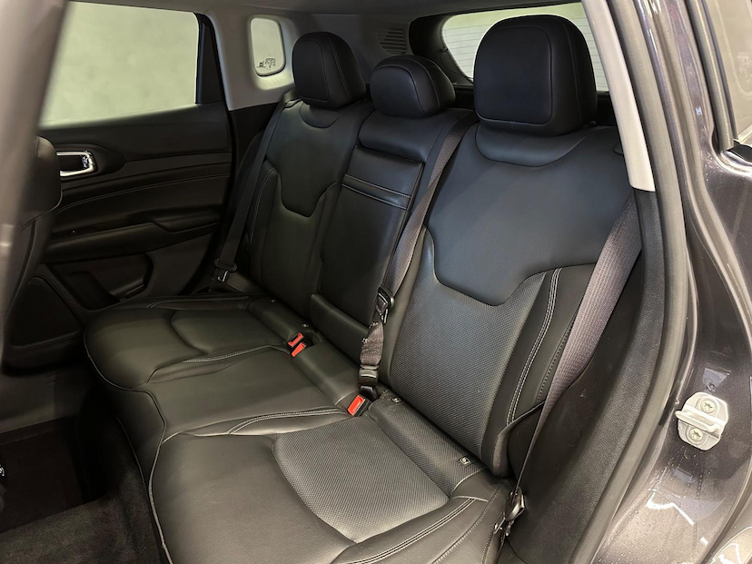 Foto do veículo JEEP COMPASS  LONG TF 2023 23.114 KM 139.900,00