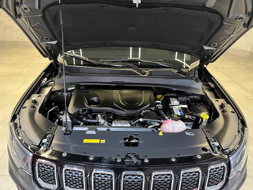 Foto do veículo JEEP COMPASS  LONG TF 2023 23.114 KM 139.900,00