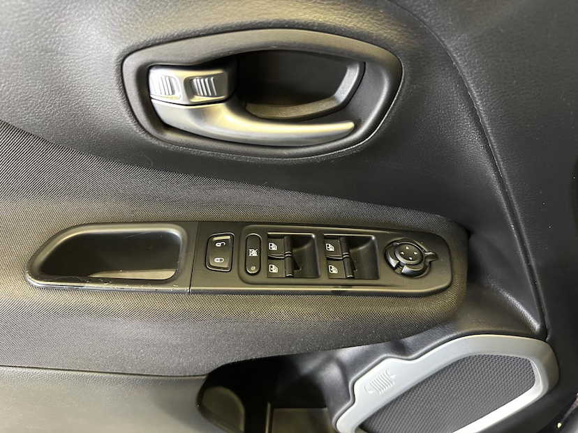 Foto do veículo JEEP RENEGADE  1.8 AT 2019 73.010 KM 76.900,00