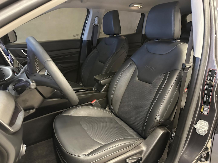 Foto do veículo JEEP COMPASS  LONG TF 2023 28.460 KM 140.900,00