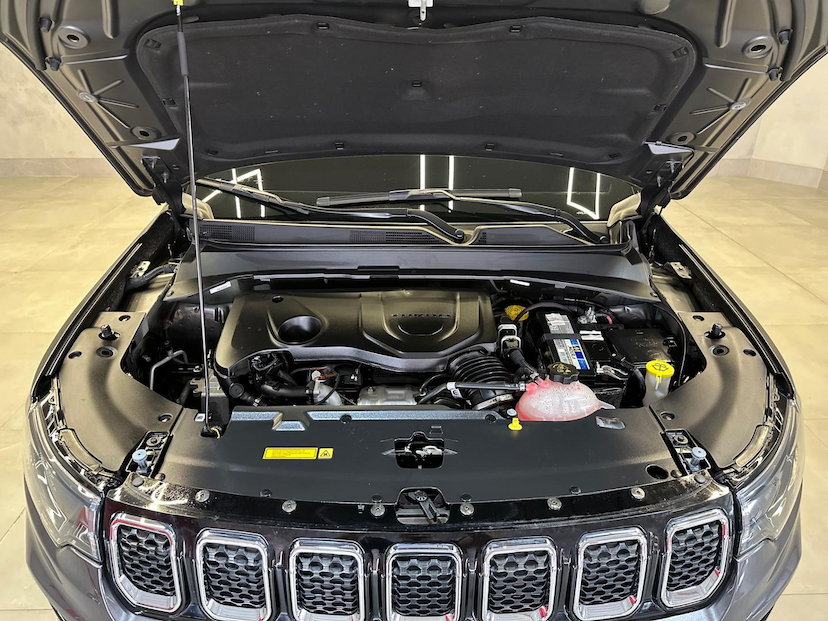 Foto do veículo JEEP COMPASS  LONG TF 2023 28.460 KM 140.900,00
