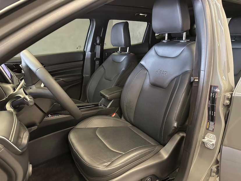 Foto do veículo JEEP COMPASS  SERIE S TF 2023 9.873 KM 179.900,00
