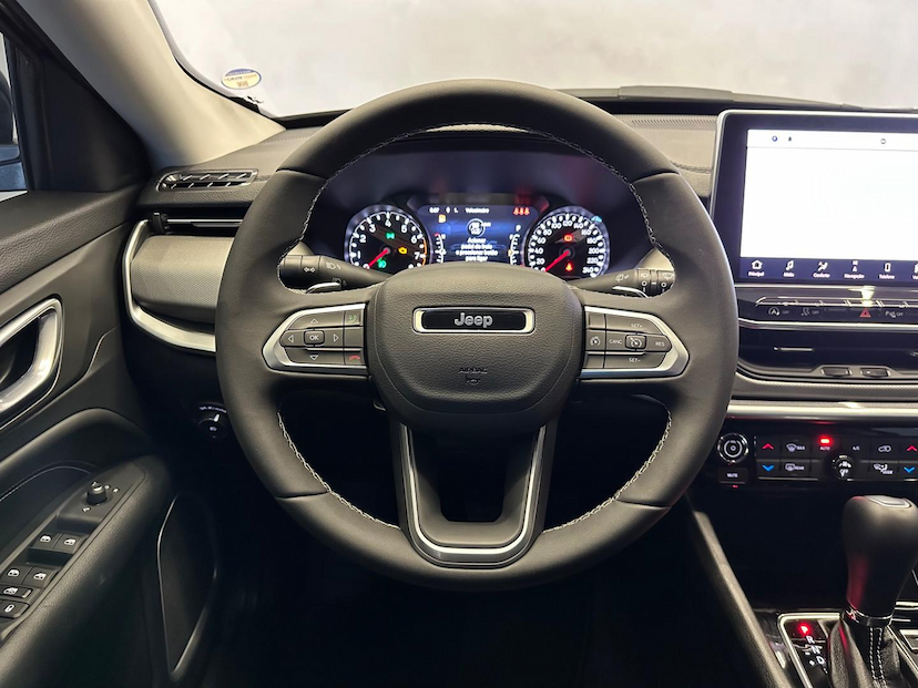 Foto do veículo JEEP COMPASS  LONG TF 2023 4.988 KM 146.900,00