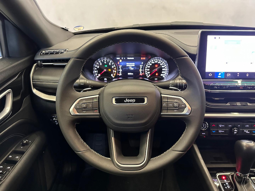Foto do veículo JEEP COMPASS  LONG TF 2022 9.949 KM 136.900,00