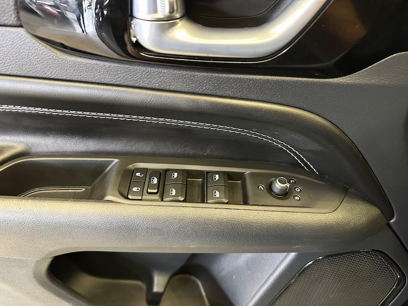 Foto do veículo JEEP COMPASS  LONG TF 2022 9.949 KM 136.900,00