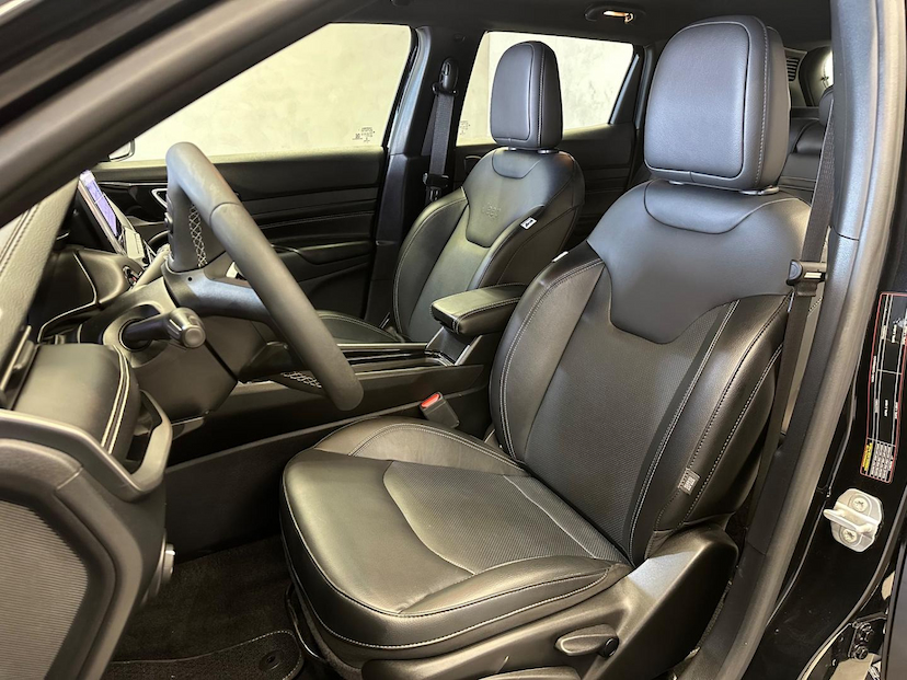 Foto do veículo JEEP COMPASS  LONG TF 2022 9.949 KM 136.900,00