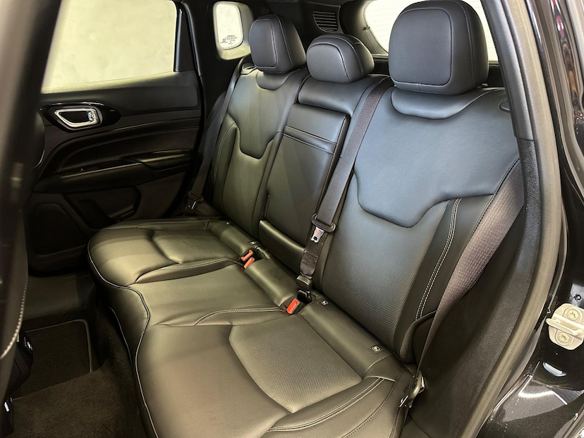 Foto do veículo JEEP COMPASS  LONG TF 2022 9.949 KM 136.900,00