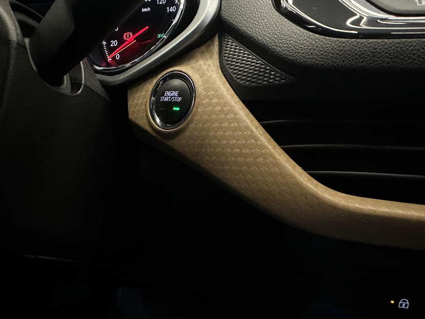 Foto do veículo CHEVROLET ONIX  HATCH PREM. 1.0 12V TB FLEX 5P AUT. 2020 86.400 KM 74.900,00