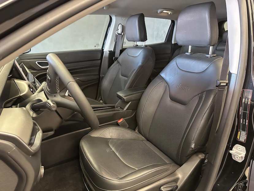 Foto do veículo JEEP COMPASS  LONG TF 2023 15.676 KM 146.900,00