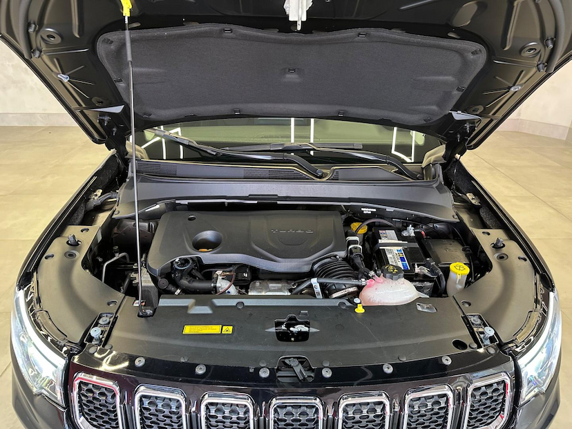 Foto do veículo JEEP COMPASS  LONG TF 2023 15.676 KM 146.900,00