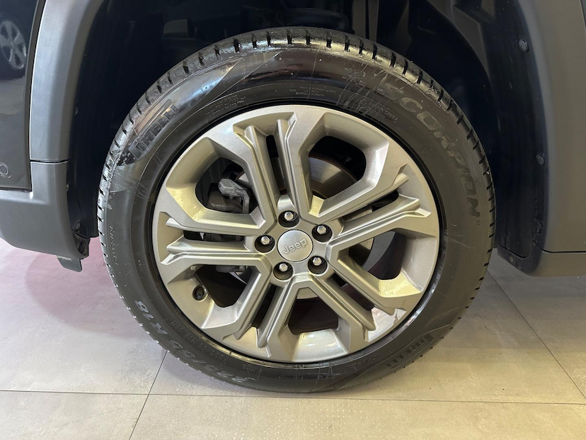Foto do veículo JEEP COMPASS  LONG TF 2023 15.676 KM 146.900,00