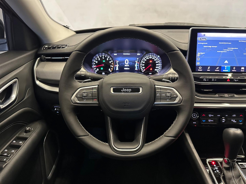 Foto do veículo JEEP COMPASS  LONG TF 2023 12.043 KM 142.900,00