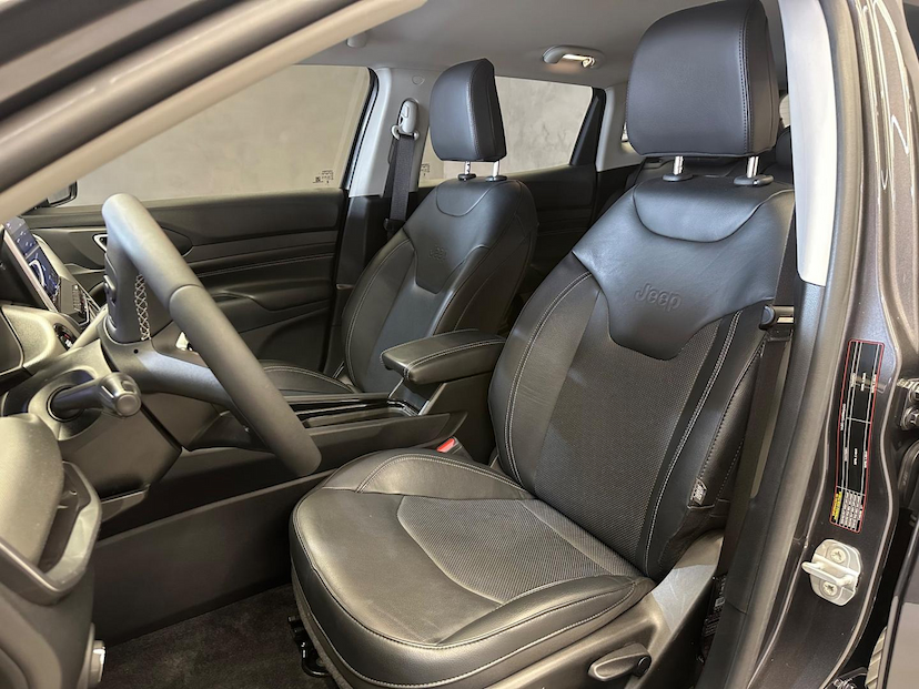 Foto do veículo JEEP COMPASS  LONG TF 2023 12.043 KM 142.900,00