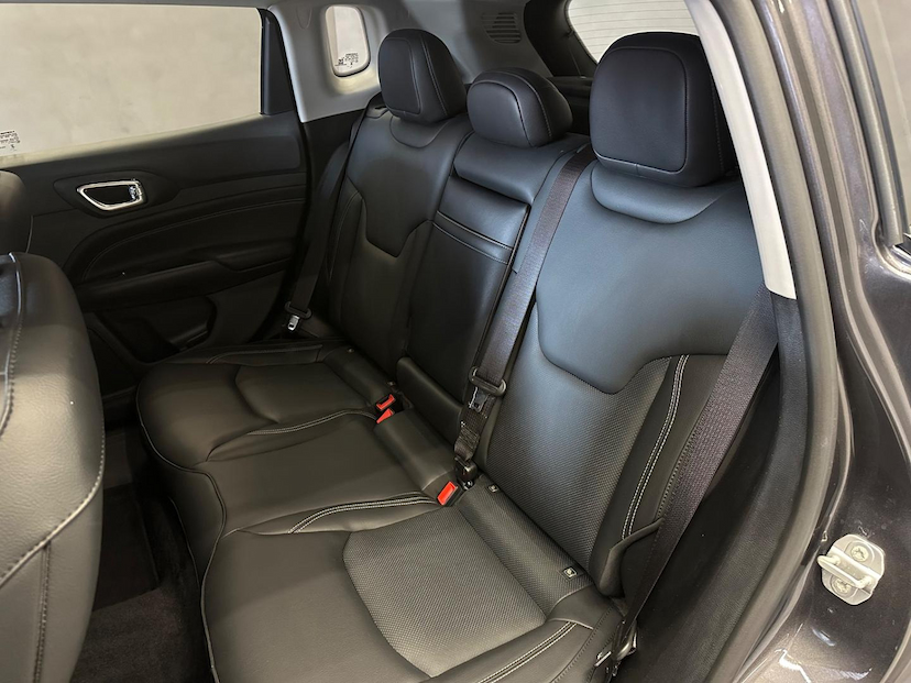 Foto do veículo JEEP COMPASS  LONG TF 2023 12.043 KM 142.900,00